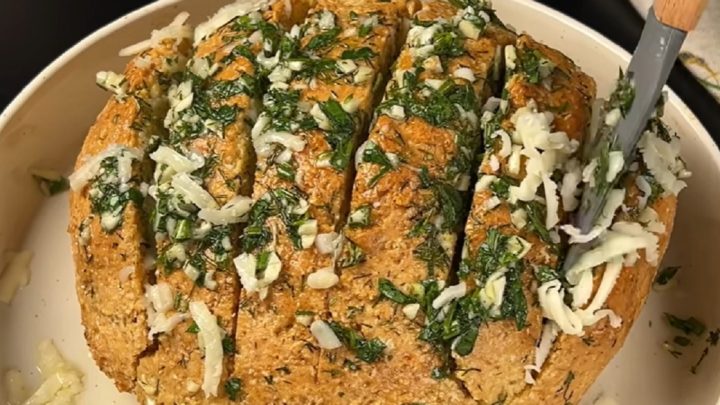 Česnekový chléb se sýrem a bylinkami