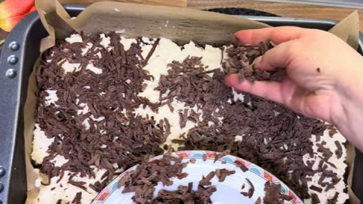 Kakaový strouhaný koláč s tvarohovou náplní