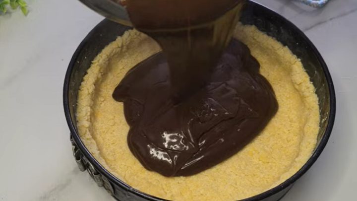 Drobenkový koláč s čokoládovou náplní