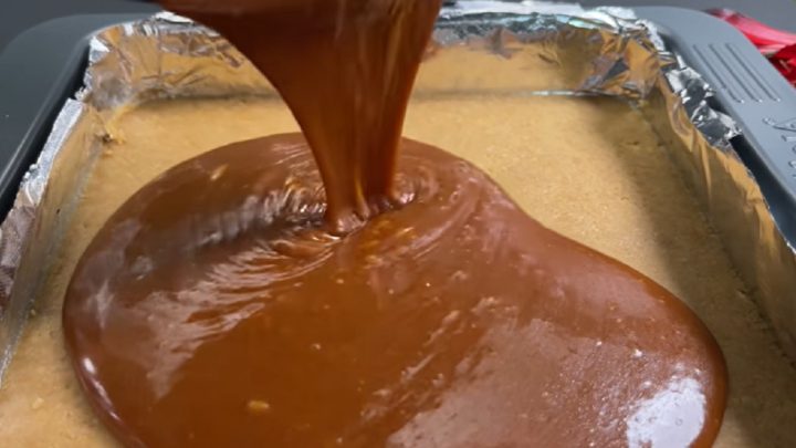 Nepečené milionářské řezy s karamelem