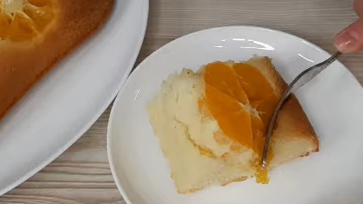 Rychlý mandarinkový koláč s ovocnou šťávou