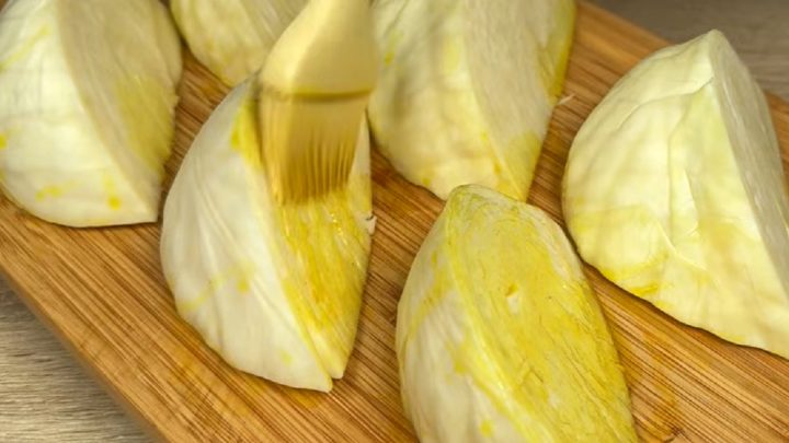 Smažené zelí v cibulové omáčce