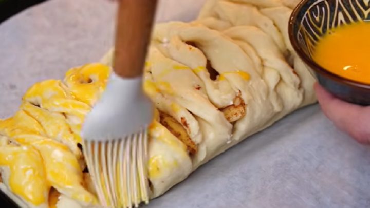 Jablečný závin z tvarohového těsta se skořicí