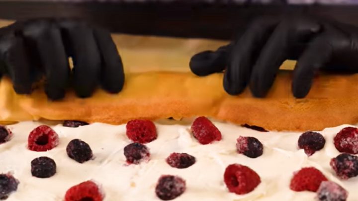 Rychlá palačinková roláda s ovocem