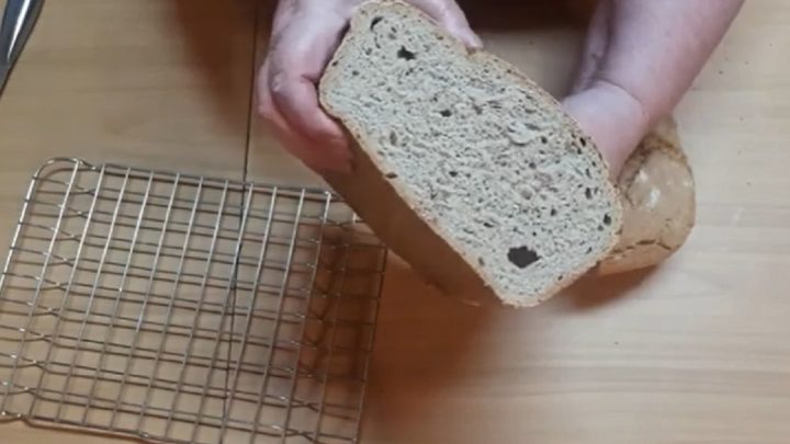 Domácí kmínový chléb z kynutého těsta