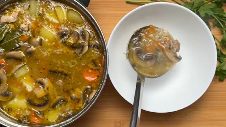 Poctivá kuřecí polévka s rýží a žampiony