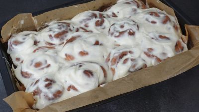 Kynuté skořicové šneky s krémovou polevou