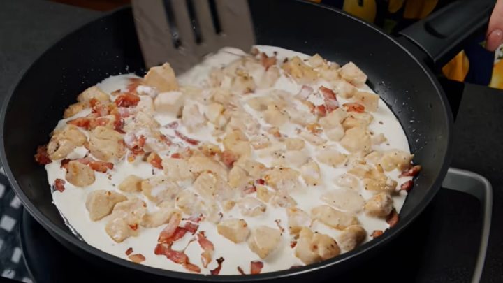 Pečené brambory plněné slaninovou směsí