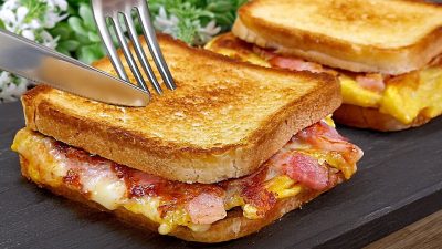 Slaninové tousty s vejci a mozzarellou