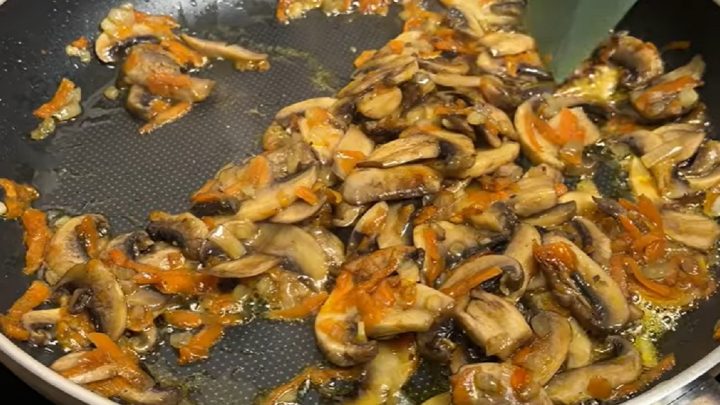 Poctivá kuřecí polévka s rýží a žampiony