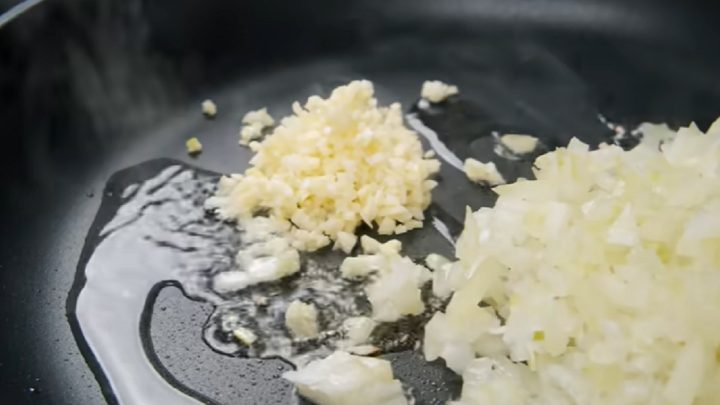 Vaječné nugetky se sýrem ve strouhance