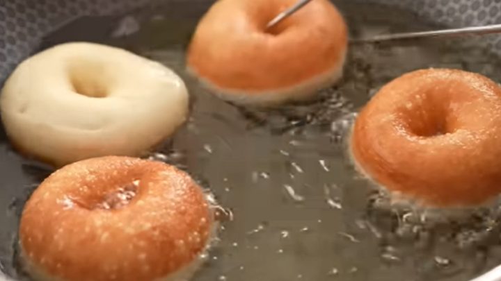 Domácí donuty v cukru z kynutého těsta