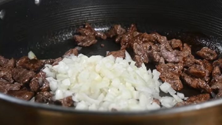 Hovězí ragú s těstovinami a petrželkou