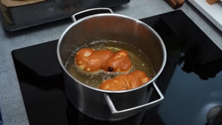 Smažené jablečné uzlíky s rozinkami