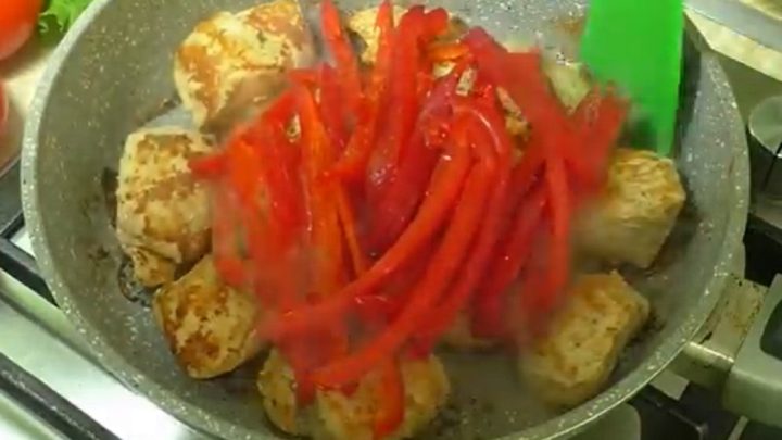 Kuřecí kostky po asijsku s nudlemi