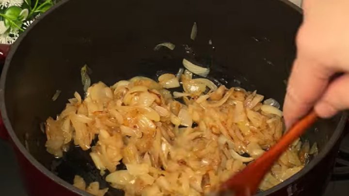 Krémová cibulačka s máslovými krutony