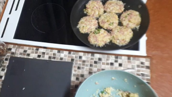 Placky ze zbylé rýže se salámem