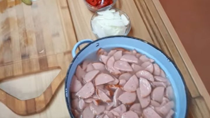 Špekáčkový salát s paprikou a okurkami