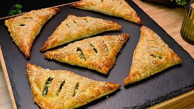 Křehké špenátové trojúhelníčky z listového těsta