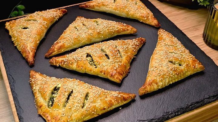 Křehké špenátové trojúhelníčky z listového těsta