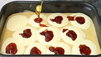 Strakatý koláč s jogurtem a marmeládou