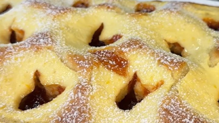 Strakatý koláč s jogurtem a marmeládou