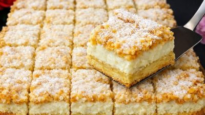 Strouhaný tvarohový koláč s kokosem a smetanou