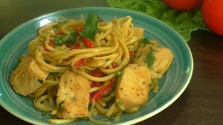 Kuřecí kostky po asijsku s nudlemi