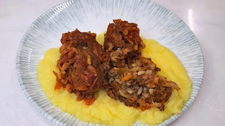 Masové karbanátky se zelím v rajčatové omáčce