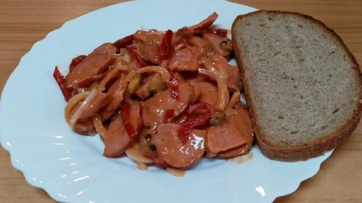 Špekáčkový salát s paprikou a okurkami