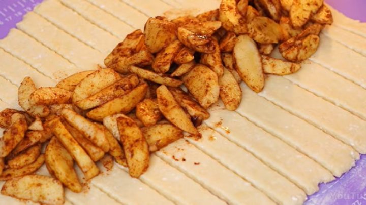 Jablečný závin z tvarohového těsta se skořicí