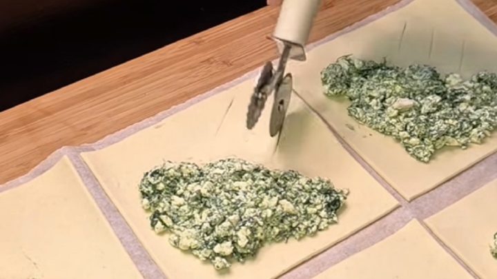 Křehké špenátové trojúhelníčky z listového těsta