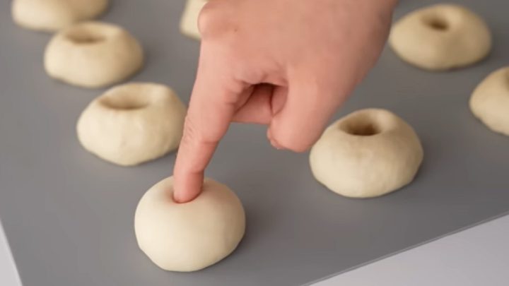 Domácí donuty v cukru z kynutého těsta