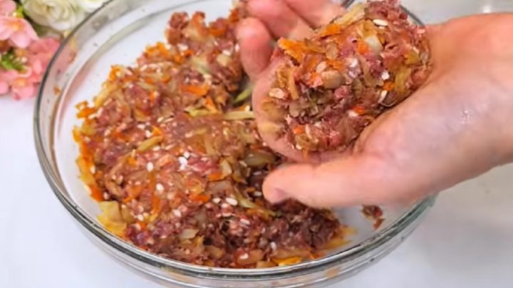 Masové karbanátky se zelím v rajčatové omáčce