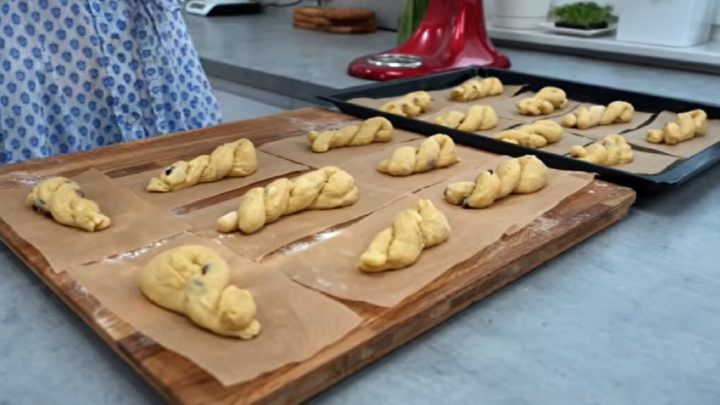 Smažené jablečné uzlíky s rozinkami