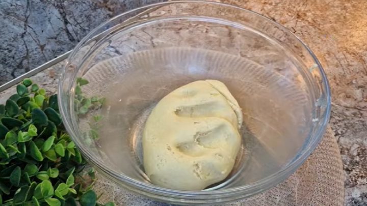 Popraskané křehké citrónové sušenky