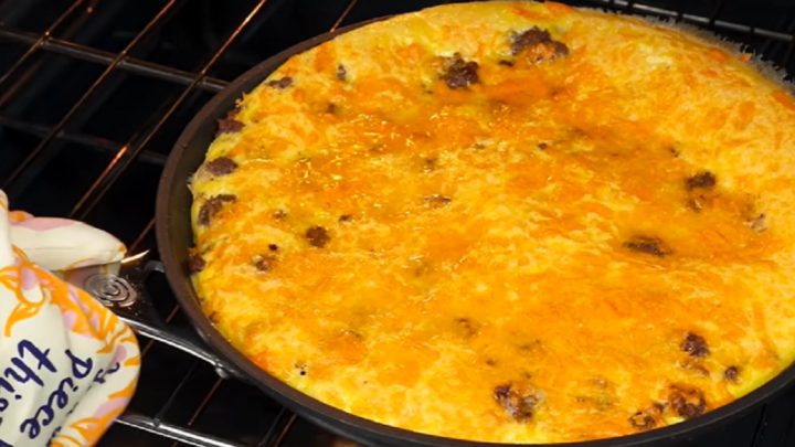 Rychlý masový koláč s vejci a smetanou