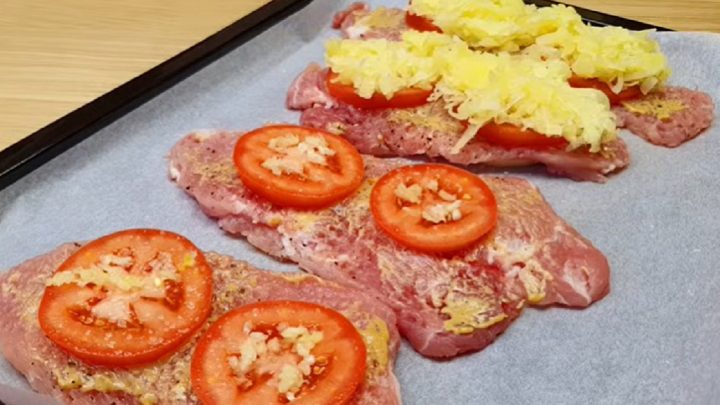 Zapečené vepřové plátky s cibulí