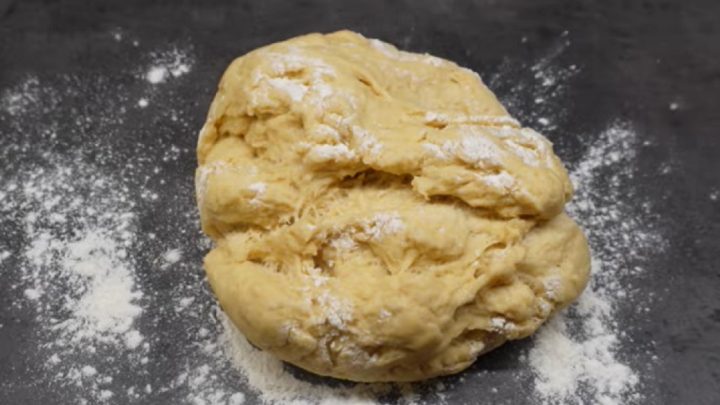 Kynutá skořicová bábovka se smetanou