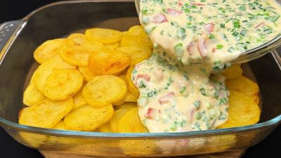 Rychlé zapečené brambory s klobásou a sýrem