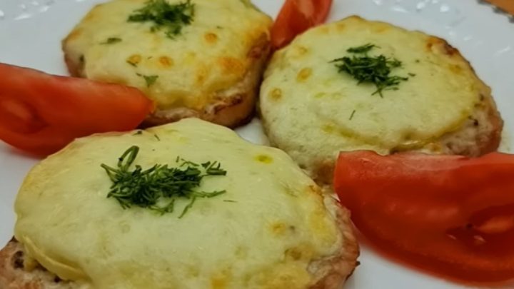 Zapečené kotlety s cibulí a sýrem