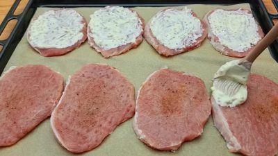 Zapečené kotlety s cibulí a sýrem