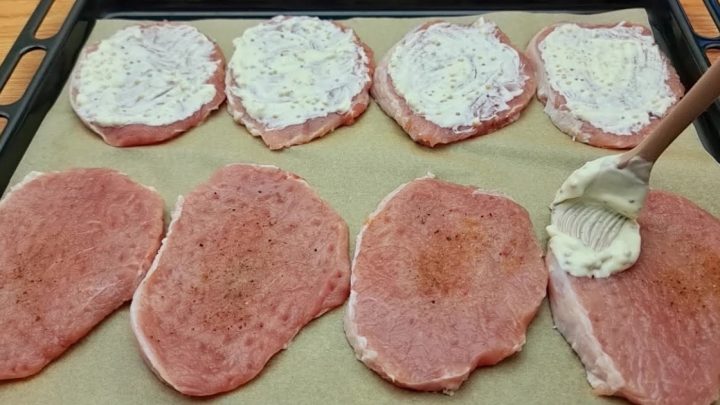 Zapečené kotlety s cibulí a sýrem