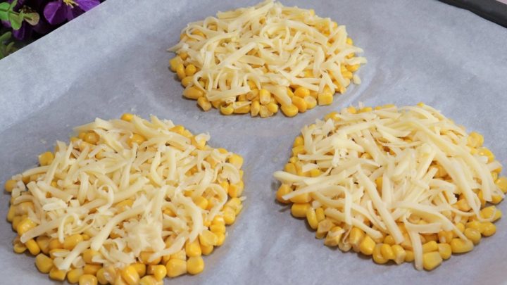 Zapečené kukuřičné placky se sýrem Zapečené kukuřičné placky se sýrem