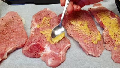 Zapečené vepřové plátky s cibulí