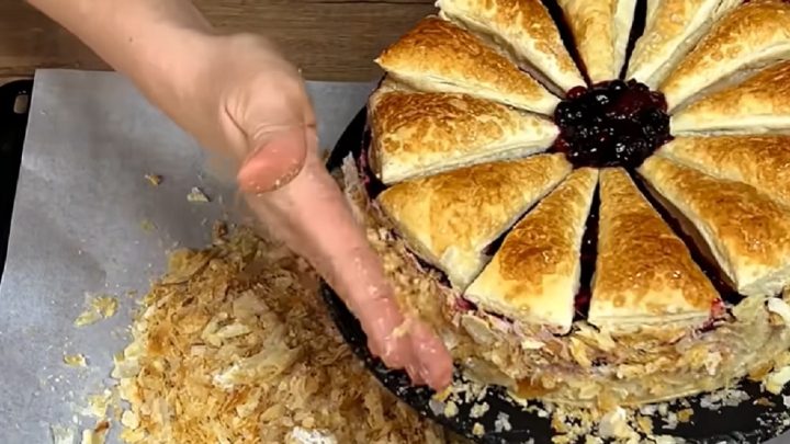 Dort z listového těsta s krémem a džemem