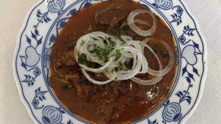 Znojemský guláš z hovězí kližky Znojemský guláš z hovězí kližky