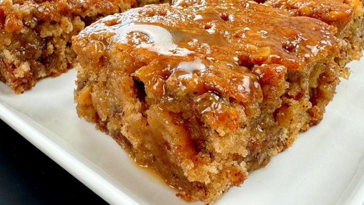 Banánový koláč s karamelovou polevou