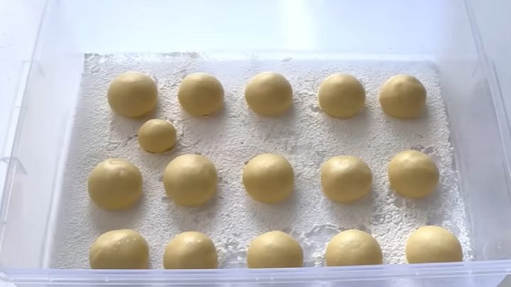 Nadýchané domácí koblihy z kynutého těsta