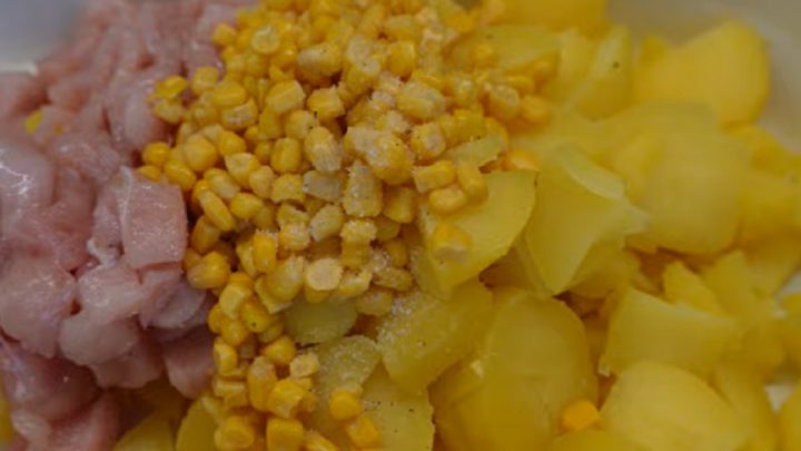 Zapečené brambory s kuřecím masem a sýrem